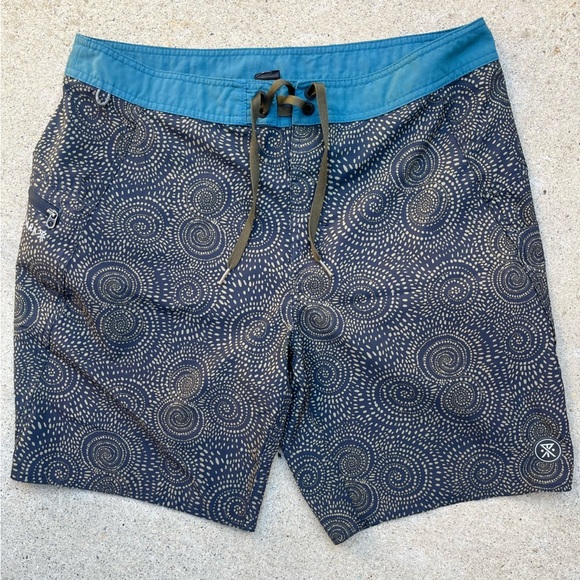 Men's Roark Board Shorts Multicolor Geometric 32 Zip Surf Summer Beach Swim Hike - Picture 1 of 15